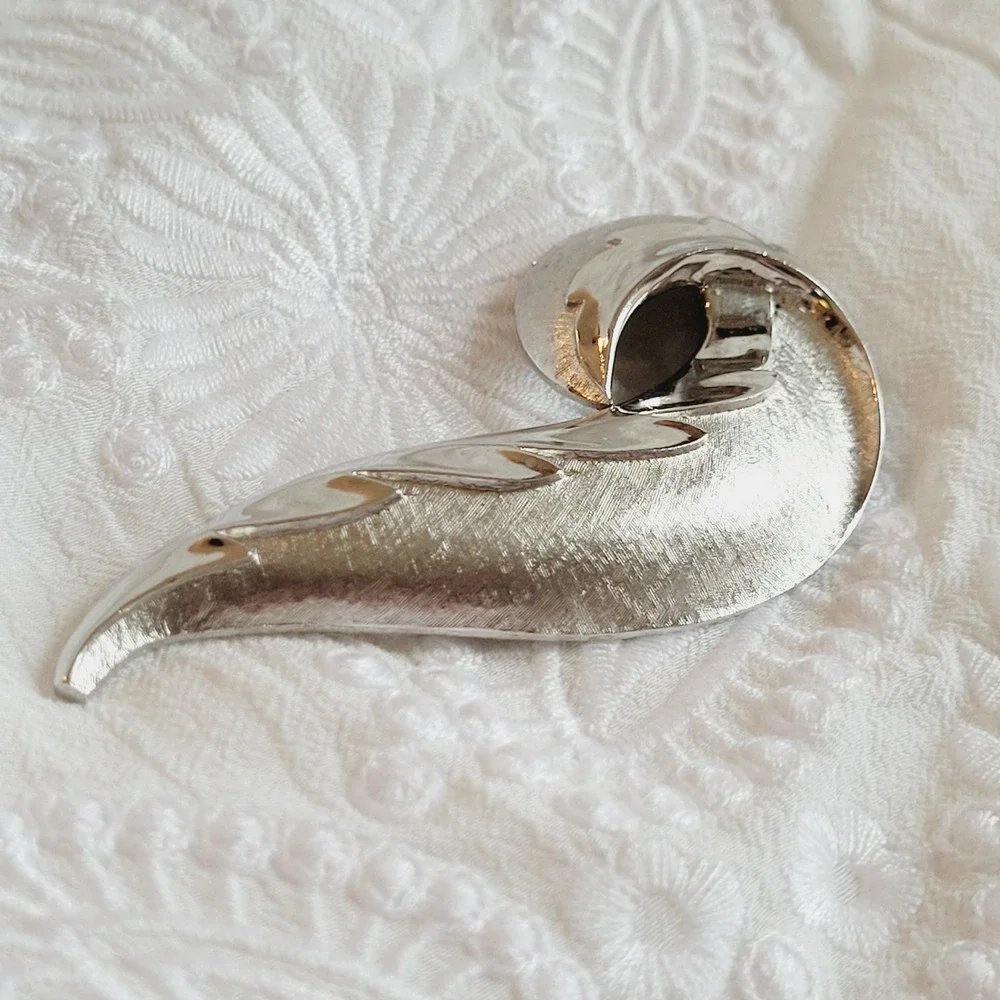 Vintage Crown Trifari Womens‎ Brooch Silver Tone Textured Swirl Leaf Pin 20450